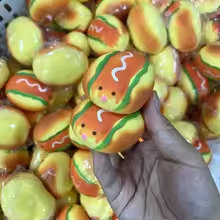 새롭게 출시되어 인기를 얻고 있는, 돼지 모양의 핫도그 - Interactive Squeaky Plush Dog Toy 리뷰 및 가격